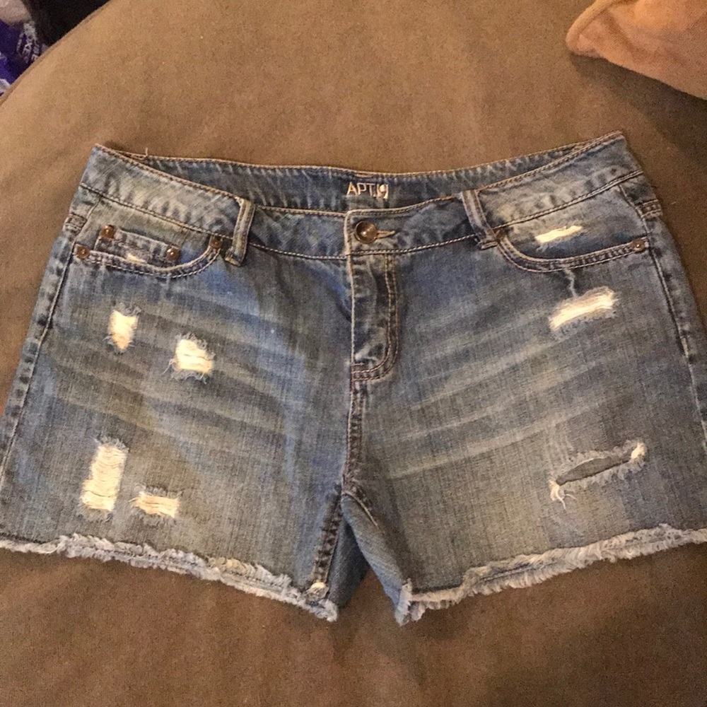 Apt 9 sz 12 distressed jean shorts